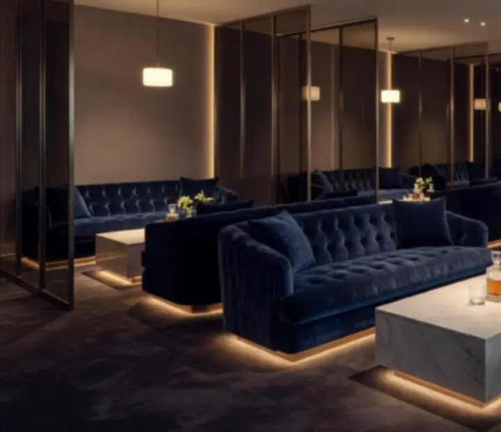 Luxus VIP lounge bársonyszékekkel, márványasztalokkal és meghitt fényekkel